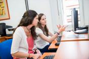 Colegialas en la sala de informática